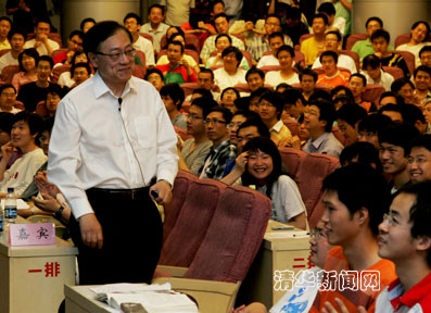 //news.pgdianziyouxi.com/pic/2010/02/05/姚期智给学生们讲课.jpg