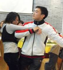 叠报纸中.JPG
