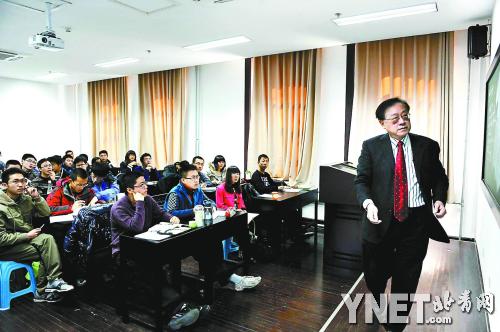 　■姚期智教授为大一本科生上了一堂“计算机应用数学”课  　　■摄